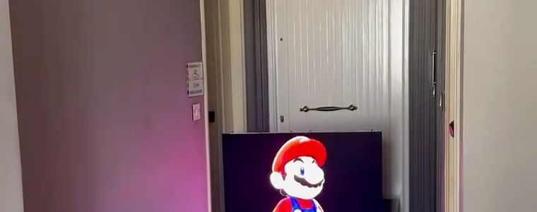 3D hologram display in a corridor